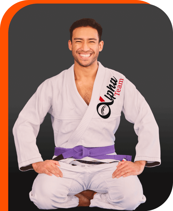 Image se refere-se ao um lutador sentado sorrindo